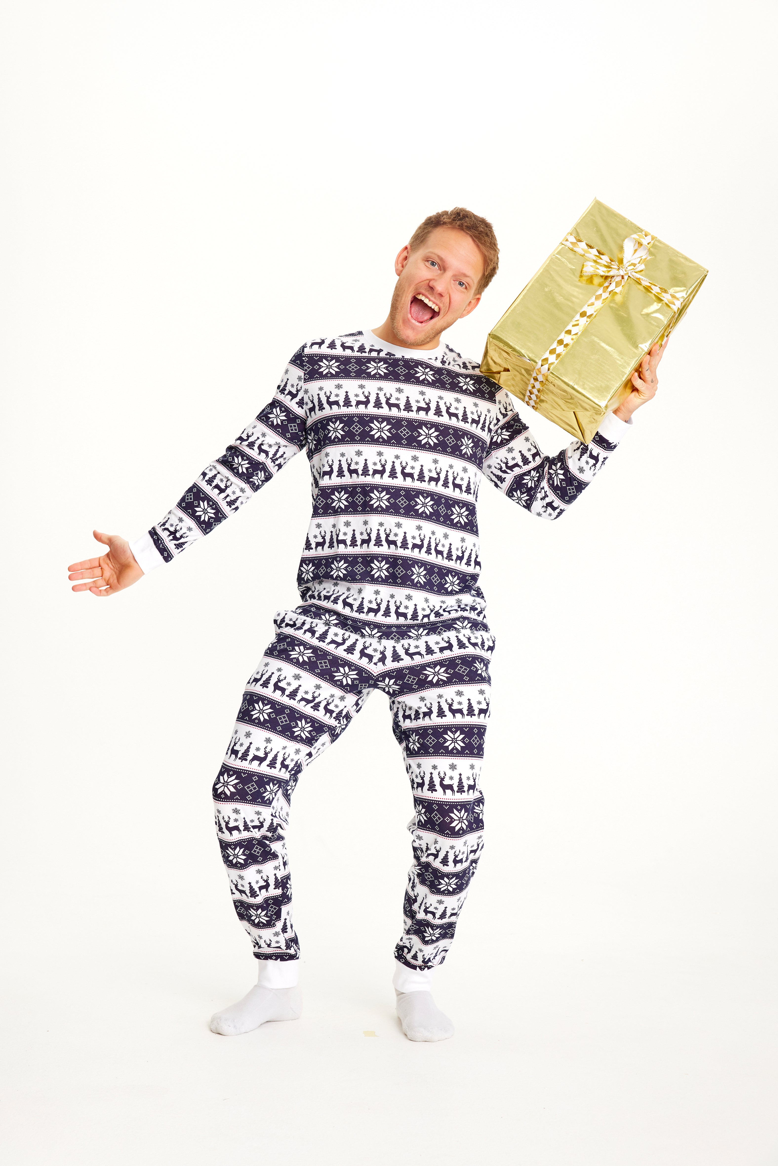 Een poserende man in een blauw-wit gestreepte kerstpyjama.